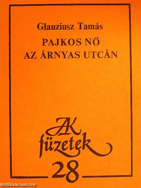 Pajkos nő az árnyas utcán