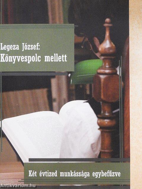 Könyvespolc mellett