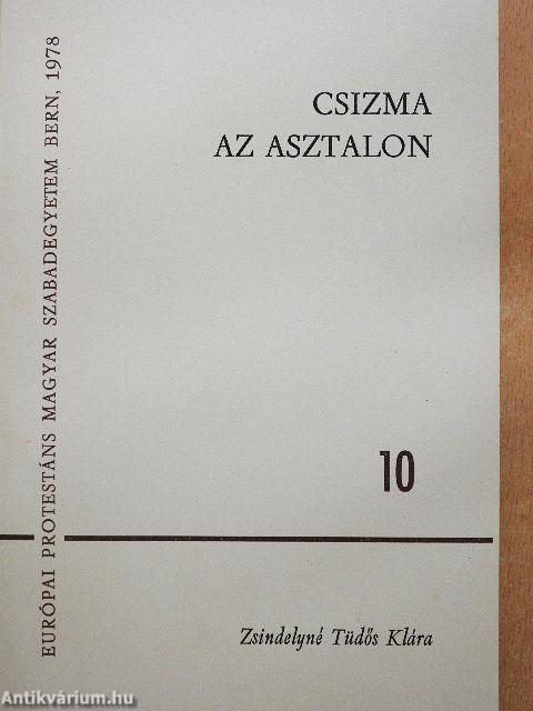 Csizma az asztalon