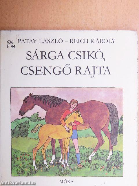 Sárga csikó, csengő rajta