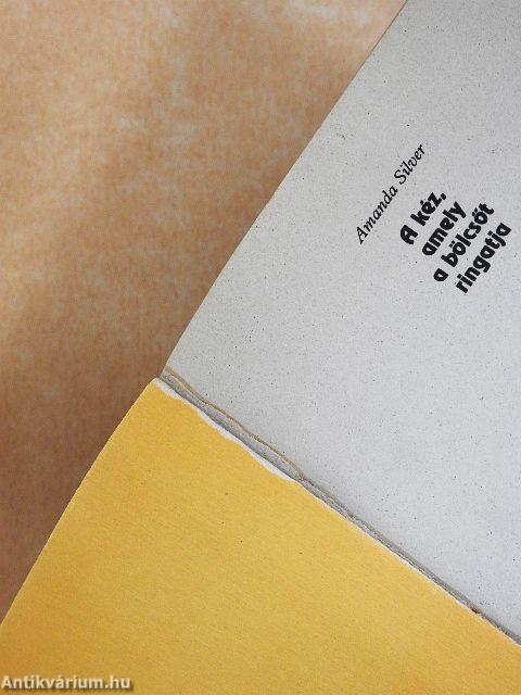 A kéz, amely a bölcsőt ringatja