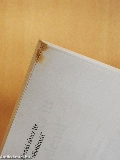 "Senki sincs itt véletlenül"