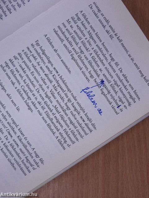 Feliratok a fehér égen