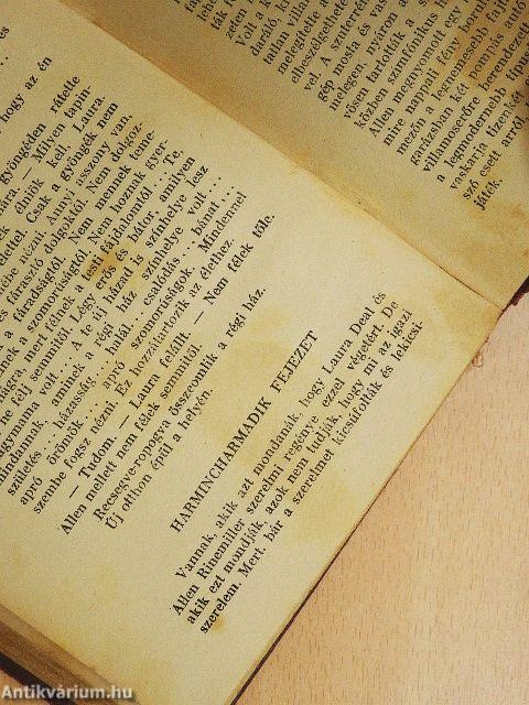 Száll a fehér madár