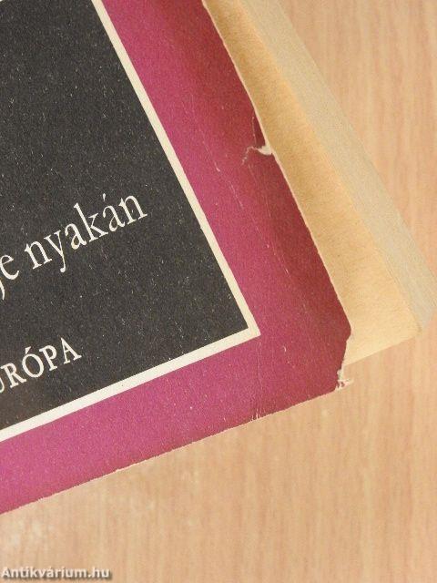 Anna a férje nyakán