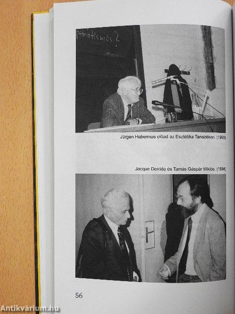 Pisztoly a könyvtárban