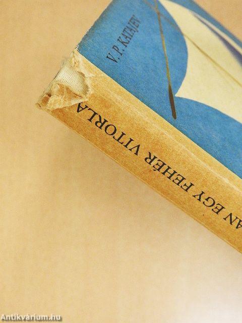 Távolban egy fehér vitorla