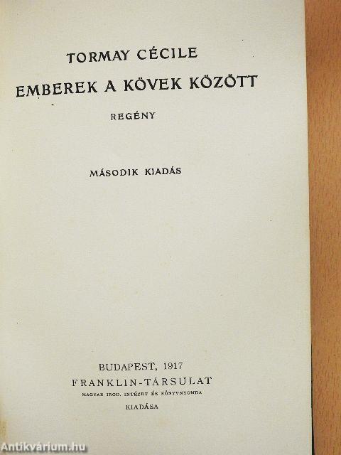 Emberek a kövek között