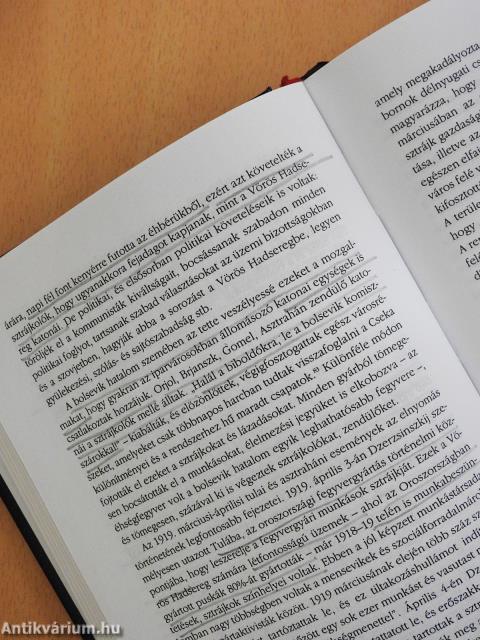 A kommunizmus fekete könyve (aláírt példány)