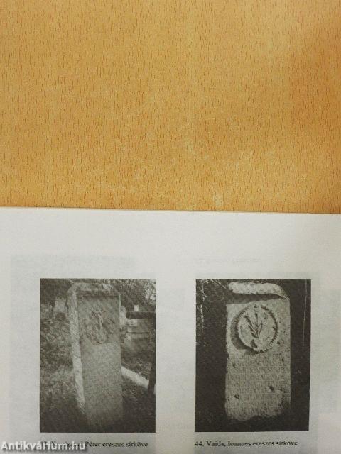 Tört kövön és porladó kereszten