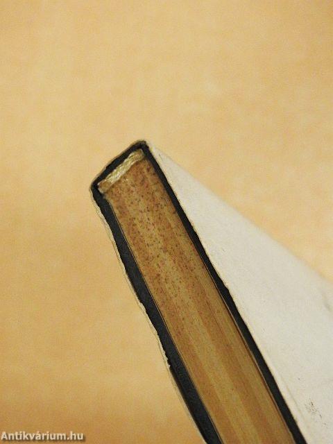 A vasmozsár törője alatt