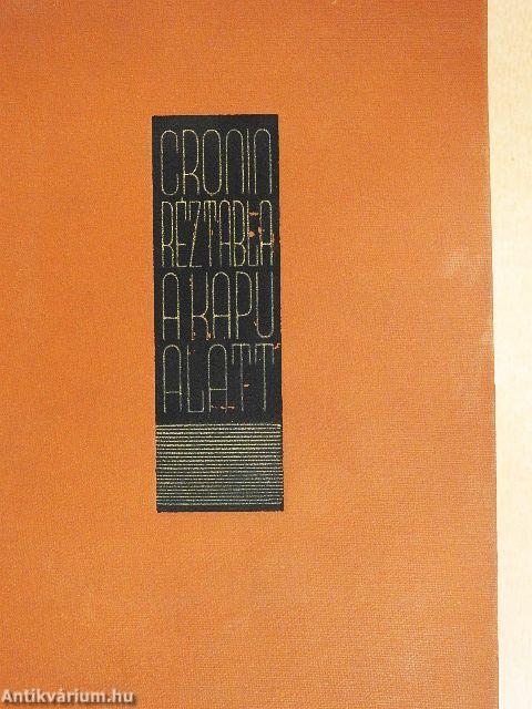 Réztábla a kapu alatt