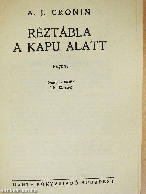 Réztábla a kapu alatt