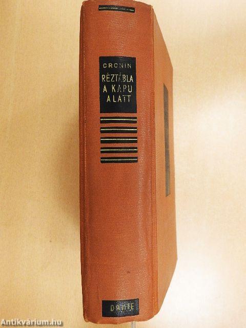 Réztábla a kapu alatt