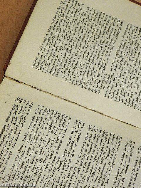 Réztábla a kapu alatt