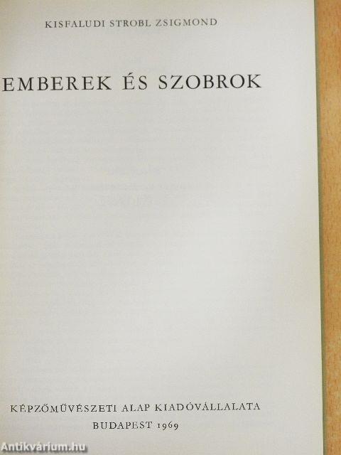 Emberek és szobrok