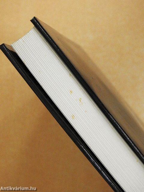 A vers ablakán kihajolva