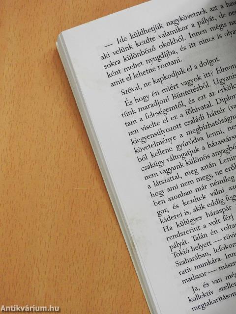 Egy kezdő diplomata komolytalan feljegyzései (dedikált példány)