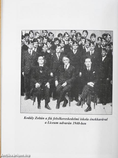 Az Egri Főegyházmegyei Könyvtártól a Líceumig (dedikált példány)