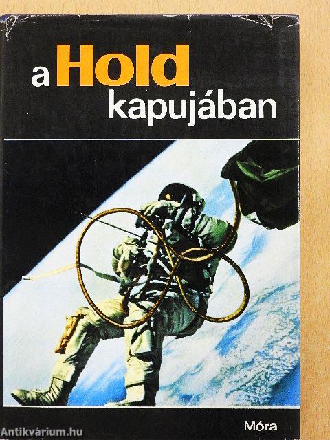 A Hold kapujában