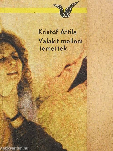 Valakit mellém temettek