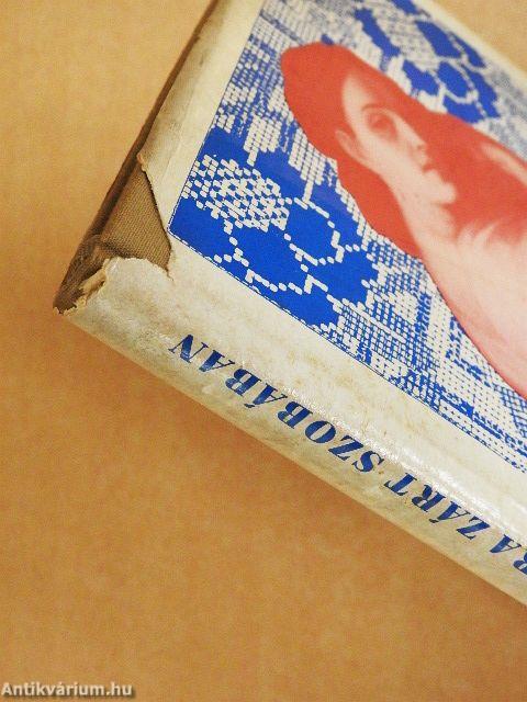 Kulcsra zárt szobában