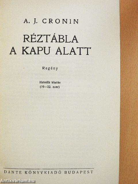 Réztábla a kapu alatt