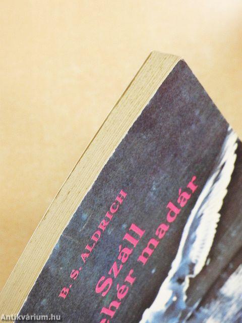 Száll a fehér madár