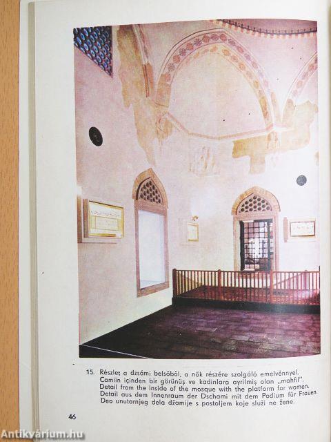 A Jakováli Haszán Pasa Dzsámi és Múzeum kiállítási vezetője