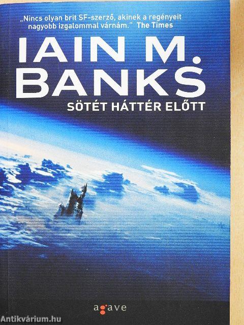 Sötét háttér előtt