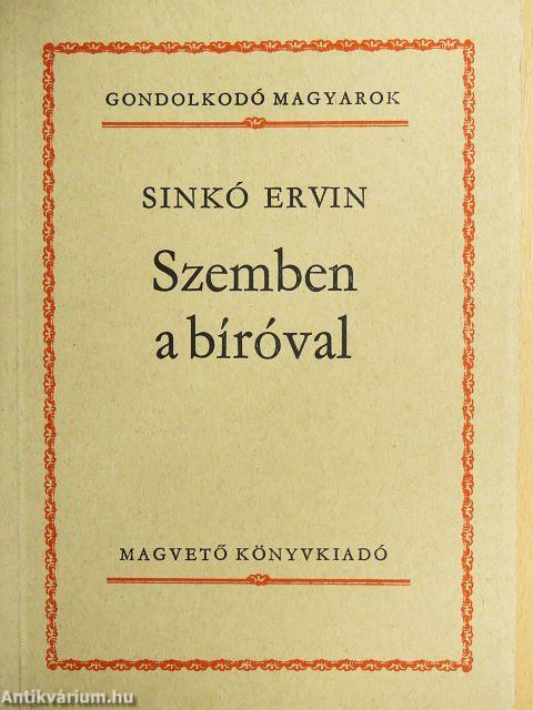 Szemben a bíróval