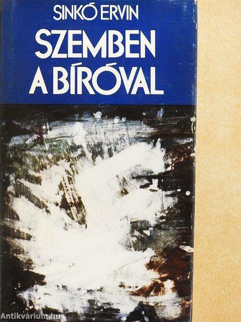 Szemben a bíróval