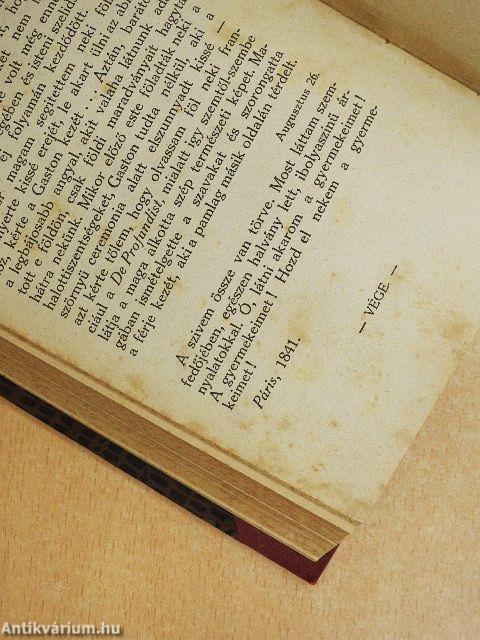 Két fiatal asszony levelesládája