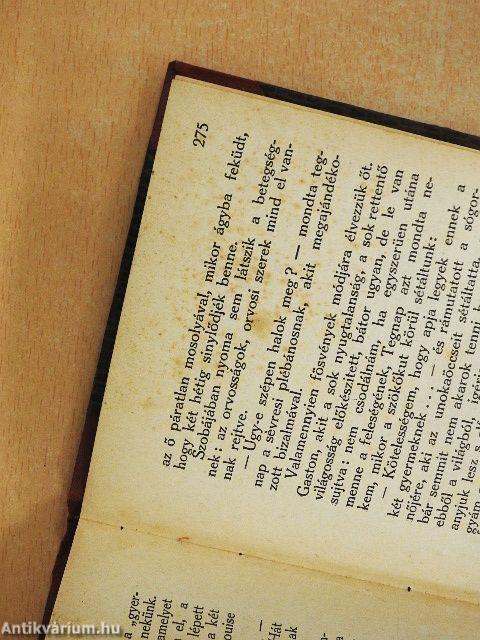 Két fiatal asszony levelesládája