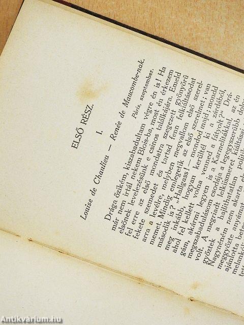 Két fiatal asszony levelesládája