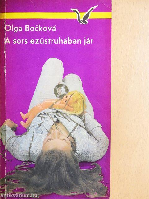 A sors ezüstruhában jár