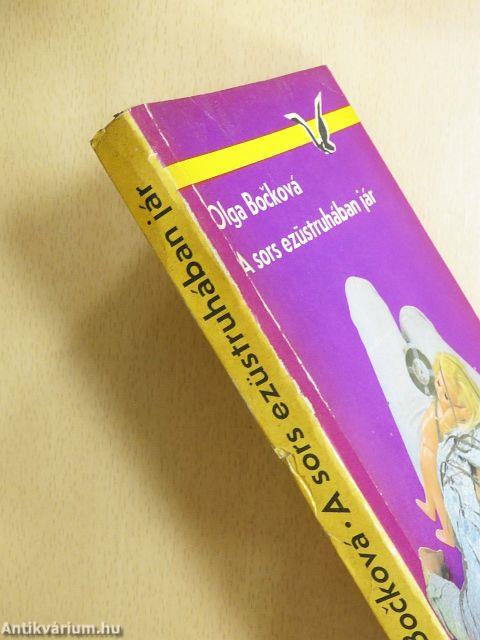 A sors ezüstruhában jár