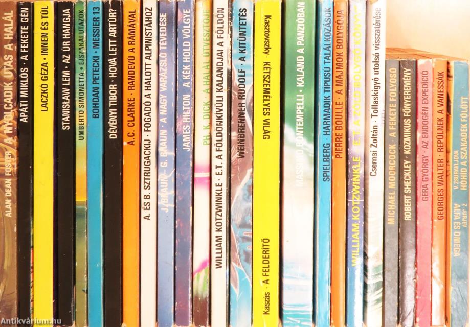 "25 kötet a Kozmosz Fantasztikus Könyvek sorozatból (nem teljes sorozat)"
