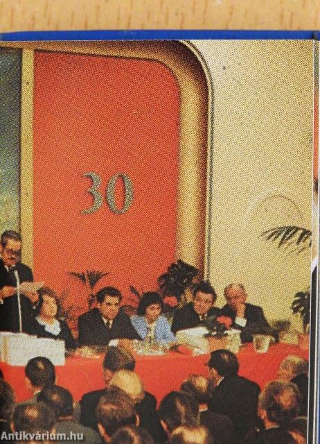 A Munka Vörös Zászló Érdemrendje kitüntetés átadása az Athenaeum Nyomda dolgozóinak (minikönyv)