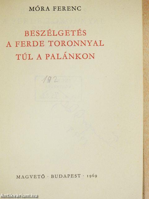 Beszélgetés a ferde toronnyal/Túl a palánkon