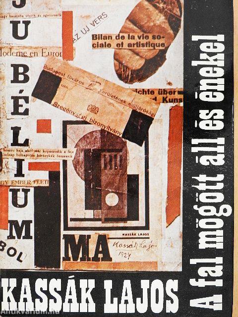 A fal mögött áll és énekel