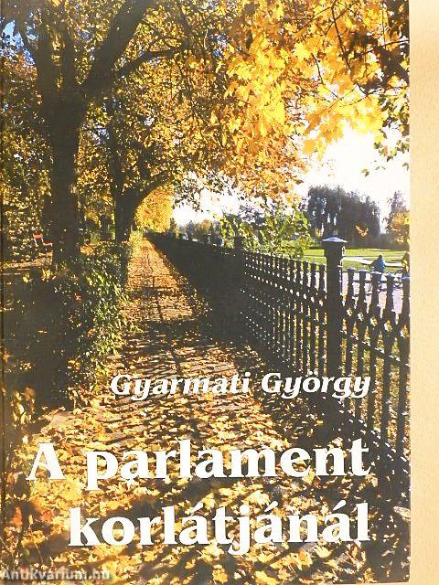 A parlament korlátjánál