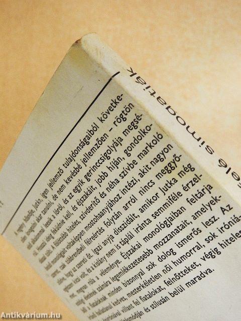A macskát visszafelé simogatják