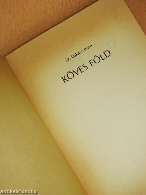 Köves föld (dedikált példány)