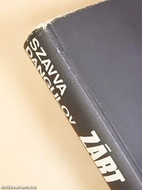 Zárt ajtók mögött