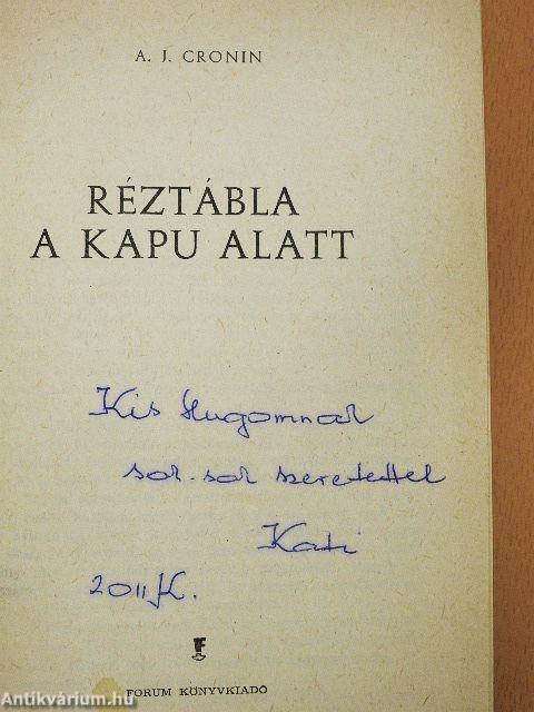 Réztábla a kapu alatt