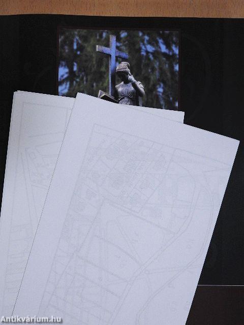 Tört kövön és porladó kereszten