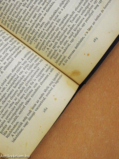 Virágok árnya a függöny mögött