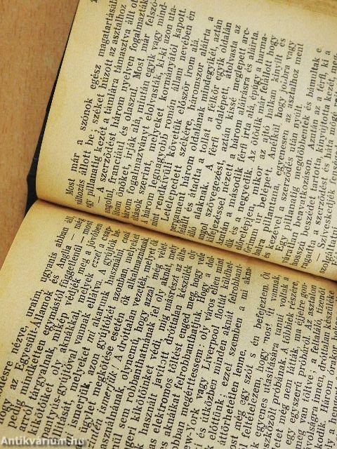 Thais/A kicsike/Két férfi az ágy alatt/Szfinksz kisasszony