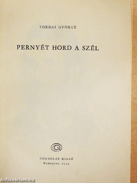 Pernyét hord a szél